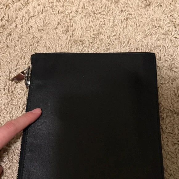 Saint Laurent Elegant Black Leather Pouch - Picture 5 of 7